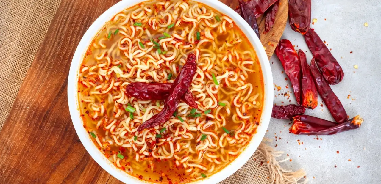 Acılı Salçalı Noodle Tarifi
