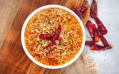 Acılı Salçalı Noodle Tarifi