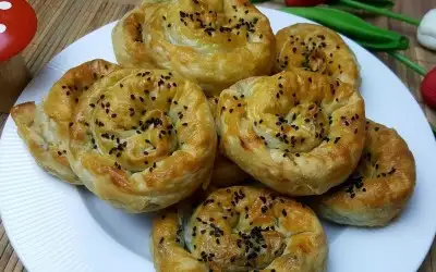 Kavurmalı Kaşarlı Gül Böreği Tarifi
