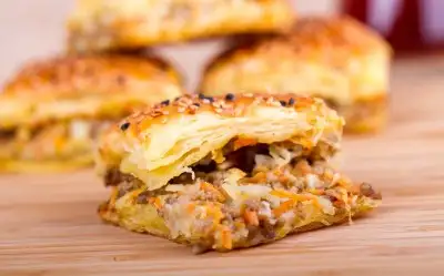 Kıymalı Garnitürlü Milföy Börek Tarifi