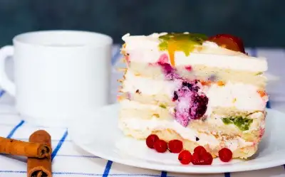 Meyveli Yaş Pasta Tarifi