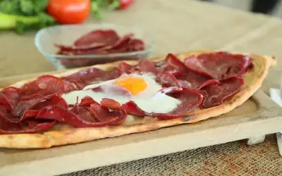 Pastırmalı Yumurtalı Pide Tarifi