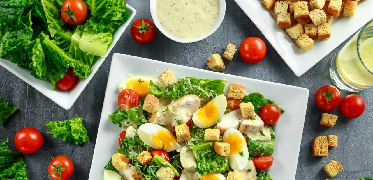Hellim Peynirli Yumurta Salatası Tarifi