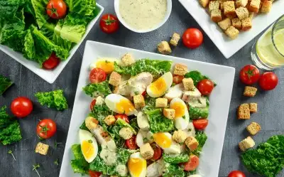 Hellim Peynirli Yumurta Salatası Tarifi