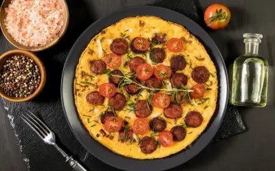 Sosisli Kaşarlı Omlet Tarifi