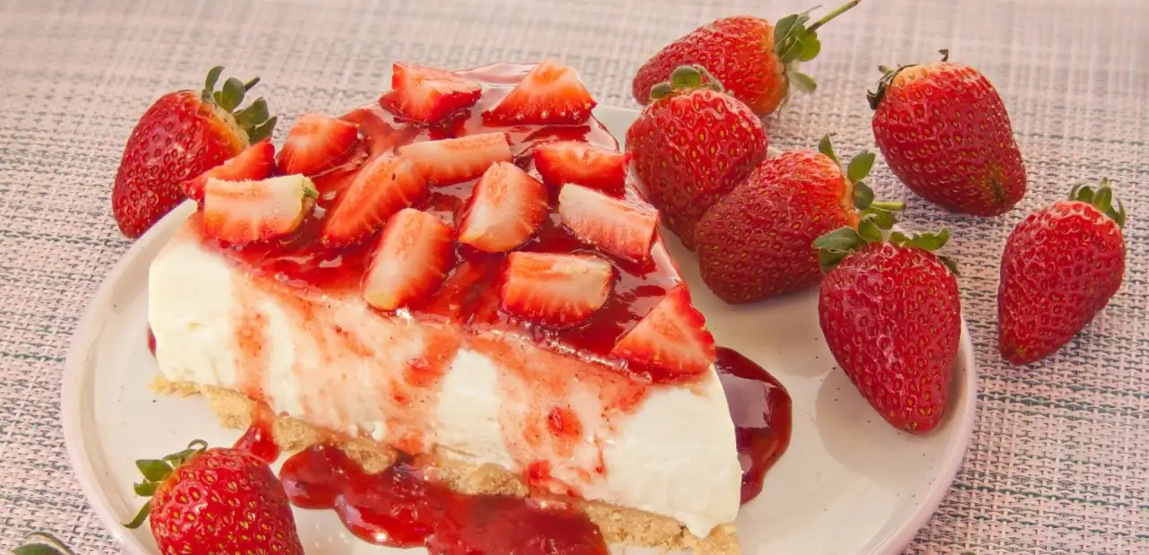 Unsuz Şekersiz Çilekli Cheesecake Tarifi