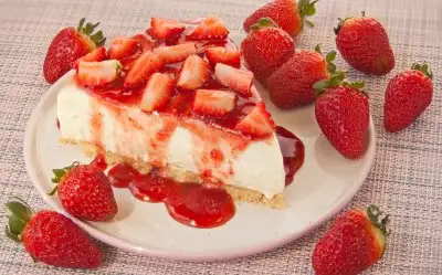 Unsuz Şekersiz Çilekli Cheesecake Tarifi