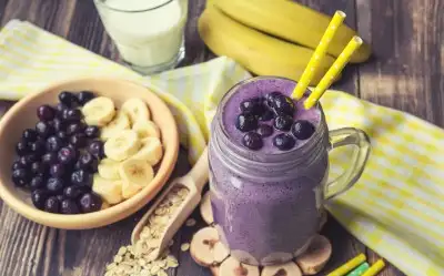 Yulaf Ezmesi ve Yaban Mersini Smoothie